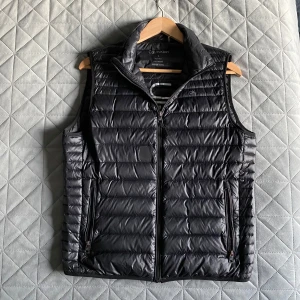 Svart dunväst från Calvin Klein - Säljer nu min snygga CK väst då jag växt ut den! | Storlek S men sitter lite större | Passar till nästan allt🙌 | Västeb består av ett tunt material och funkar perfekt vid denna årstid!💫 | Bara att skriva vid frågor😊
