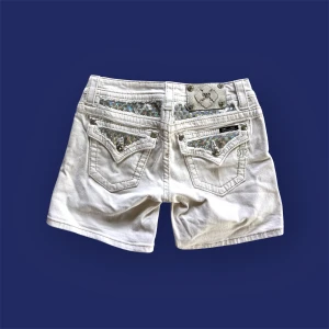 Vita jeansshorts från Miss Me - Storlek W26 passar S-XS. Midja 36, längd 33