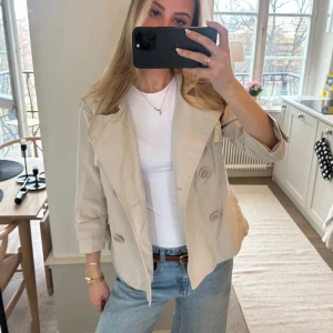 Kort trenchcoat - Så fin med trekvartsärmar!! Perfekta vårjackan🩷🫶🏻