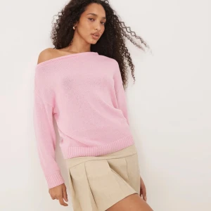 Ljusrosa offshoulder stickad tröja - Ljusrosa stickad tröja med offshoulder-design och ribbade muddar. Lätt oversized modell!! Så fin, aldrig använd med prislappen kvar! 