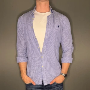 Ralph lauren skjorta - Hej säljer nu min fina Ralph lauren skjorta i storlek M. Den är i nyskick och kommer vara otroligt snygg nu i vår och framåt sommaren. Nypris cirka 1600kr! Vi kommer att sälja liknande produkter nu i vår och närmare sommar så glöm inte följa profilen!🌊🍾