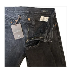 Oscar Jacobson ”Albert Trousers” Svarta Jeans - Snygga svarta jeans från Oscar Jacobson, storlek 29/30 slim fit. Knappt använda, inga defekter. Ny pris 1799. Tag ingår. Köpta på NK och kvitto finns.
