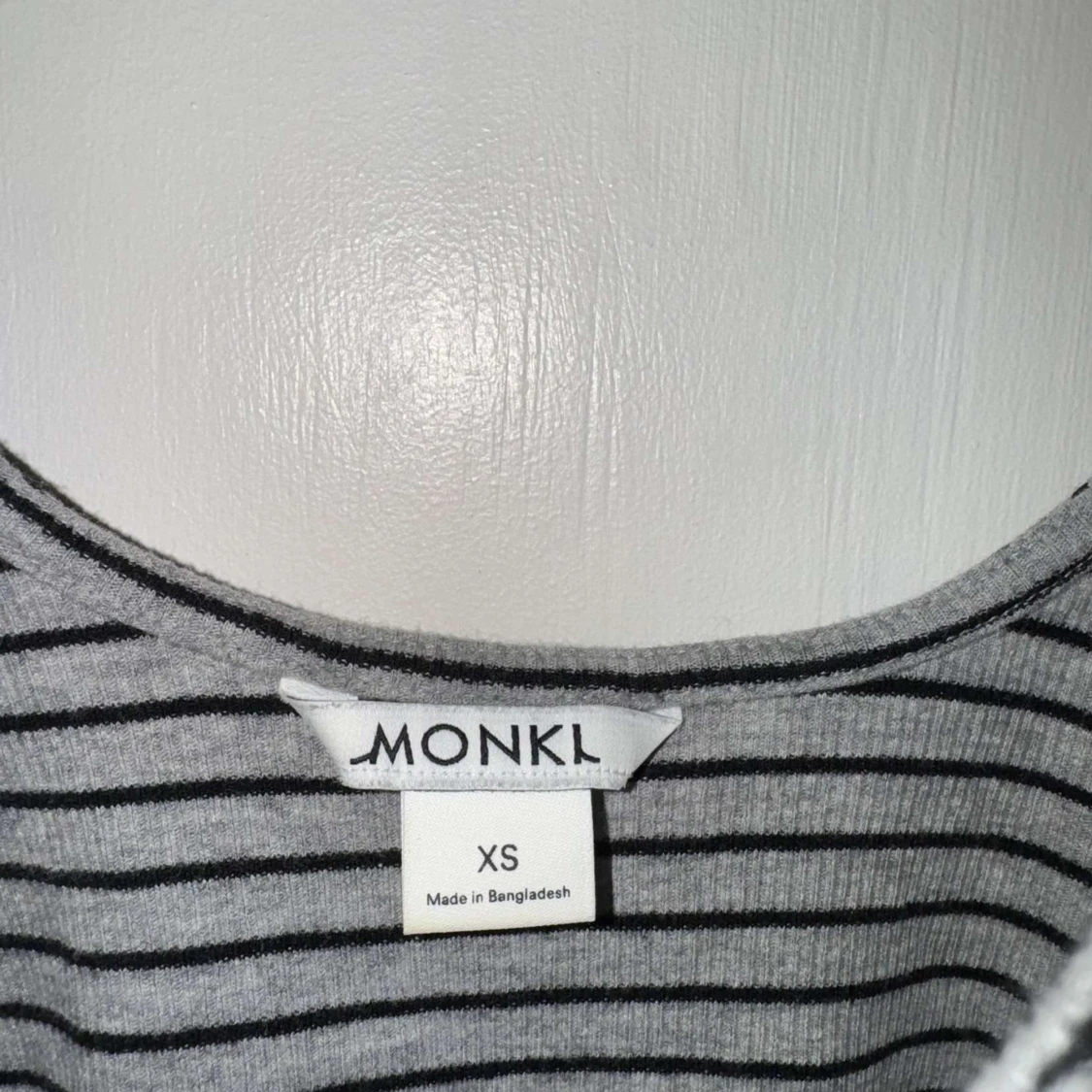 Grå och svart randig långärmad topp från Monki - 1