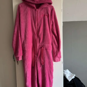 Rosa fleece onesie - Supermjuk och mysig rosa onesie från Lidl i fleece. Säljer den då jag köpte fel storlek.
