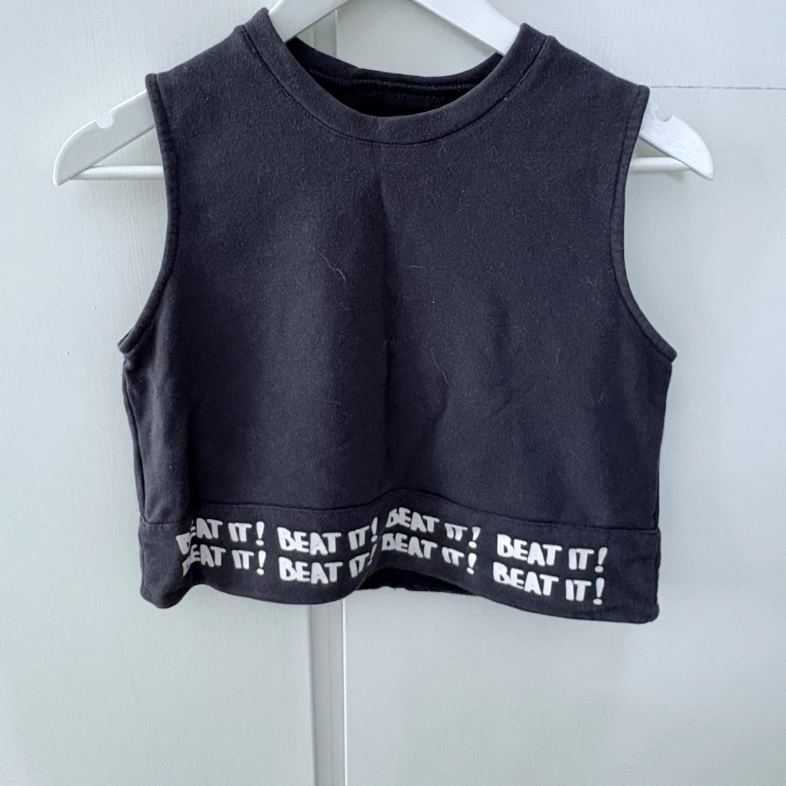 Svart croppad linnetopp med textdetalj