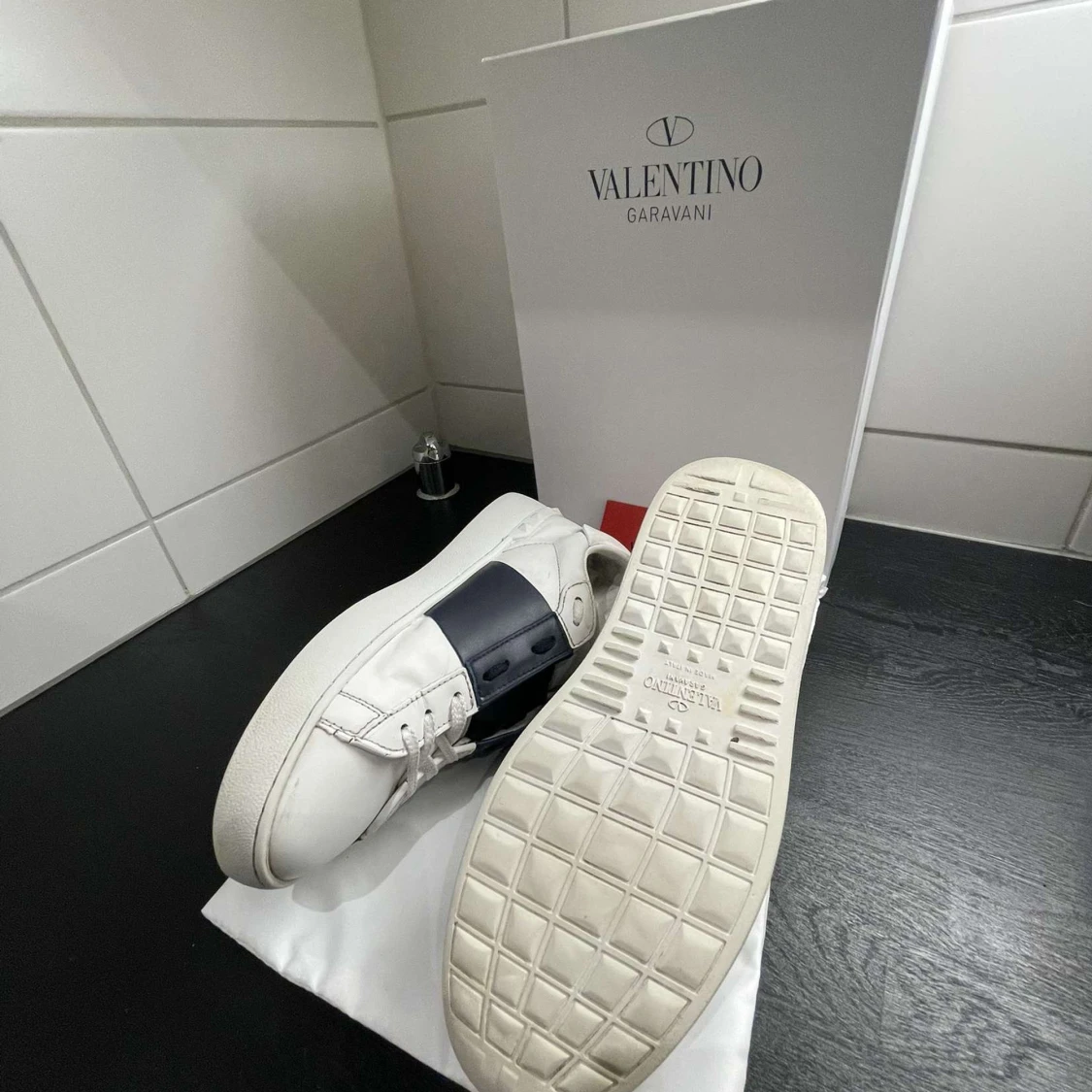 Valentino Garavani vita sneakers med marinblå detalj - 1