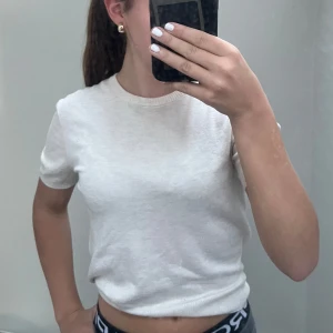 Vit kortärmad topp från H&M Divided - Säljer en enkel och stilren vit topp från H&M Divided. T-shirten har korta ärmar, rund halsringning och är tillverkad i ett mjukt material. Perfekt att matcha med jeans eller kjol för en clean look.Skriv privat för fler bilder eller andra frågor 💞 nypriset är 150 kr