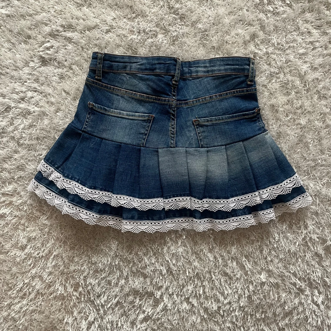 Jeanskjol med spetskant och volang - 1