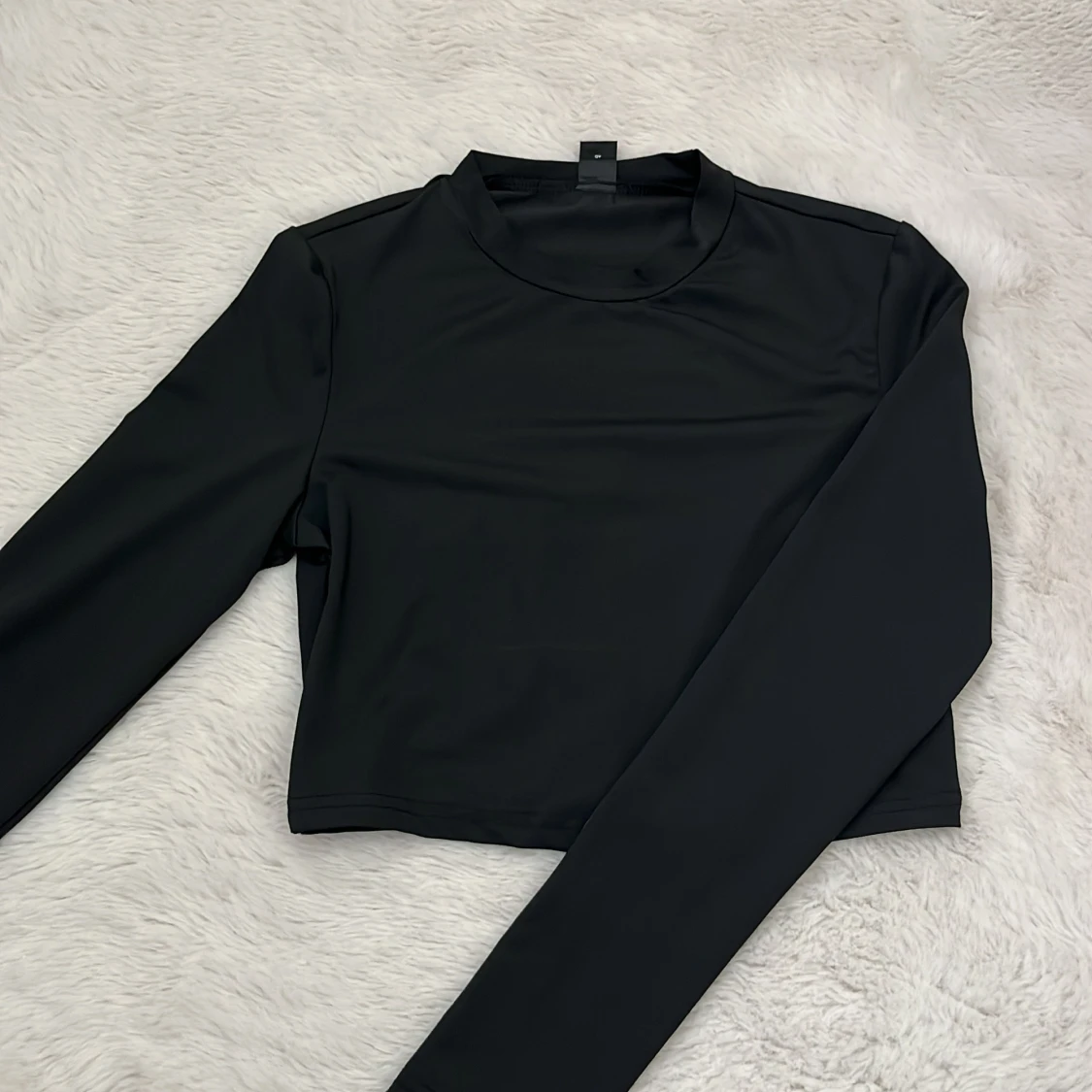 Svart croppad långärmad topp