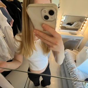 Vit t-shirt från Gina Tricot - En basic vit t-shirt från Gina Tricot med rund halsringning och korta ärmar. Enkel och stilren design i mjuk bomull, perfekt till alla outfits. Snygg passform som sitter bekvämt på kroppen. T-shirten är i storlek 158-164 och är aldrig använd och är därför i nyskick fast utan prislapp. 