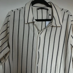 Stickad Skjorta - aldrig använd.