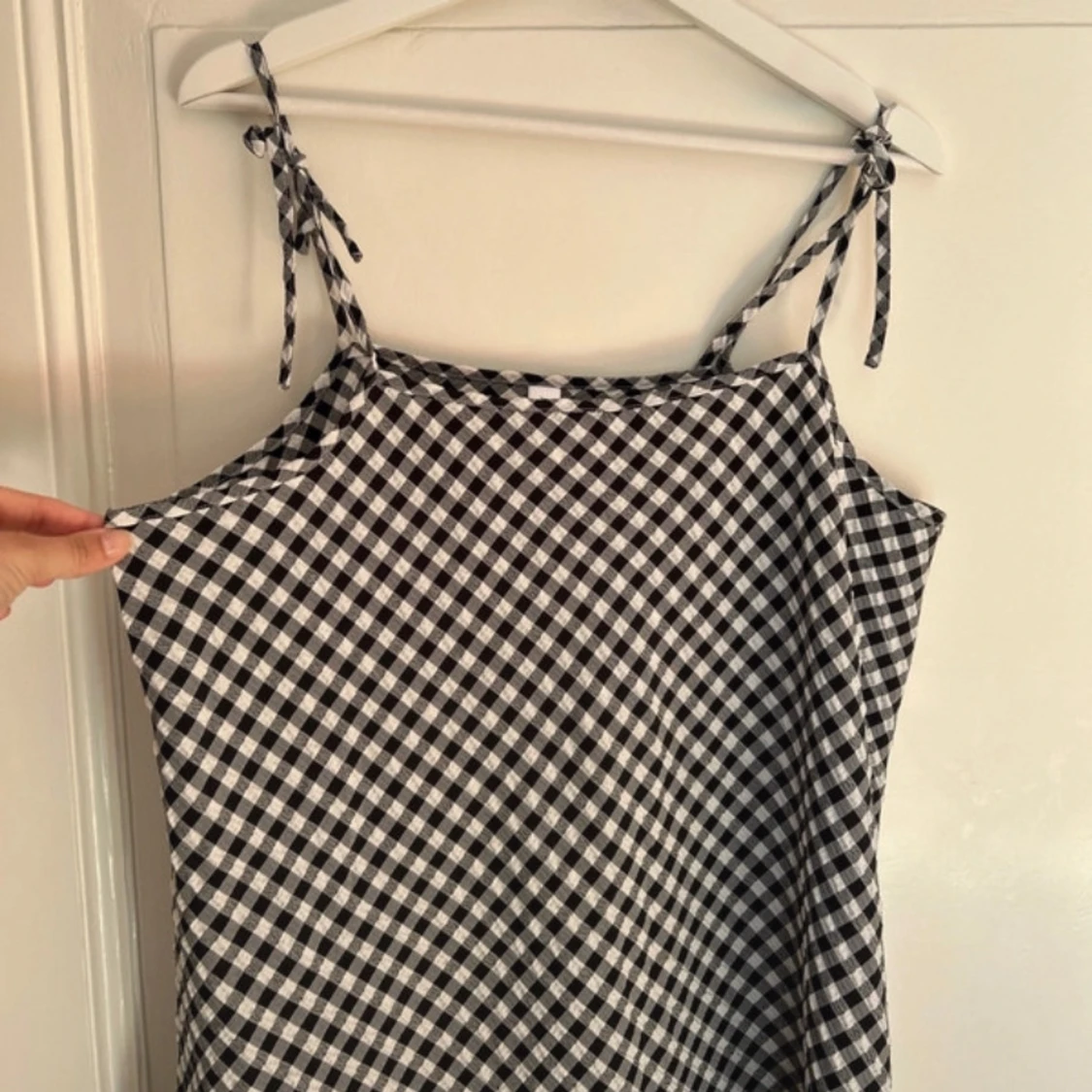 Svartvit rutig klänning med volang - 2
