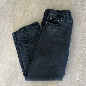 Svarta jeans från sweet sktbs - Säljer ett par svarta jeans från sweet sktbs i klassisk femficksmodell. Jeansen är tillverkade i 100% bomull och har en rak passform med normal midja. Perfekta för dig som gillar en enkel och stilren look.