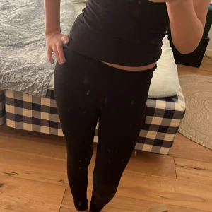 Svarta leggings - svarta leggings från hm i storlek 140. jag har alltid strl xxs/xs i byxor så de passar även då! dm för frågor