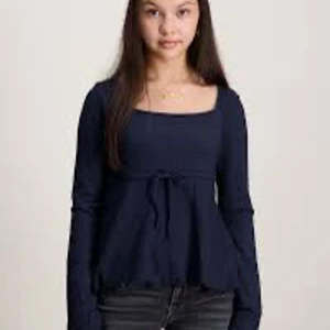 Mörkblå långärmad topp från Gina Tricot - Säljer en mörkblå långärmad topp från Gina Tricot eftersom den är för liten och inte används köpt för 230 säljer för 150+ frakt skriv för mer bilder 