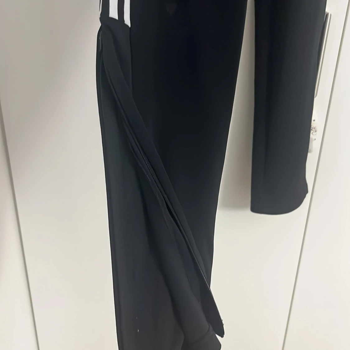 Svarta träningsbyxor från Adidas med vita ränder - 2