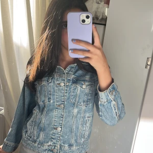 skit snygg jeans jacka - säljer en skitsnygg jeans jacka som är för kort i ärmarna. den är jättesnygg och passar till allt. dm för frågor 