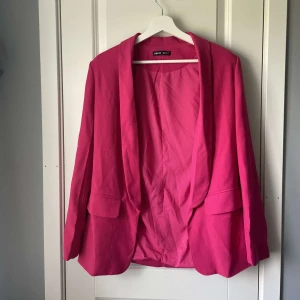Rosa kavaj - Säljer en fin rosa kavaj, använd fåtal gånger💗