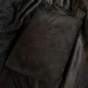 Svart halsduk - Jätte bra skick och inga defekter. Passar både killar & tjejer. (Lånad bild, alltså ej min!)