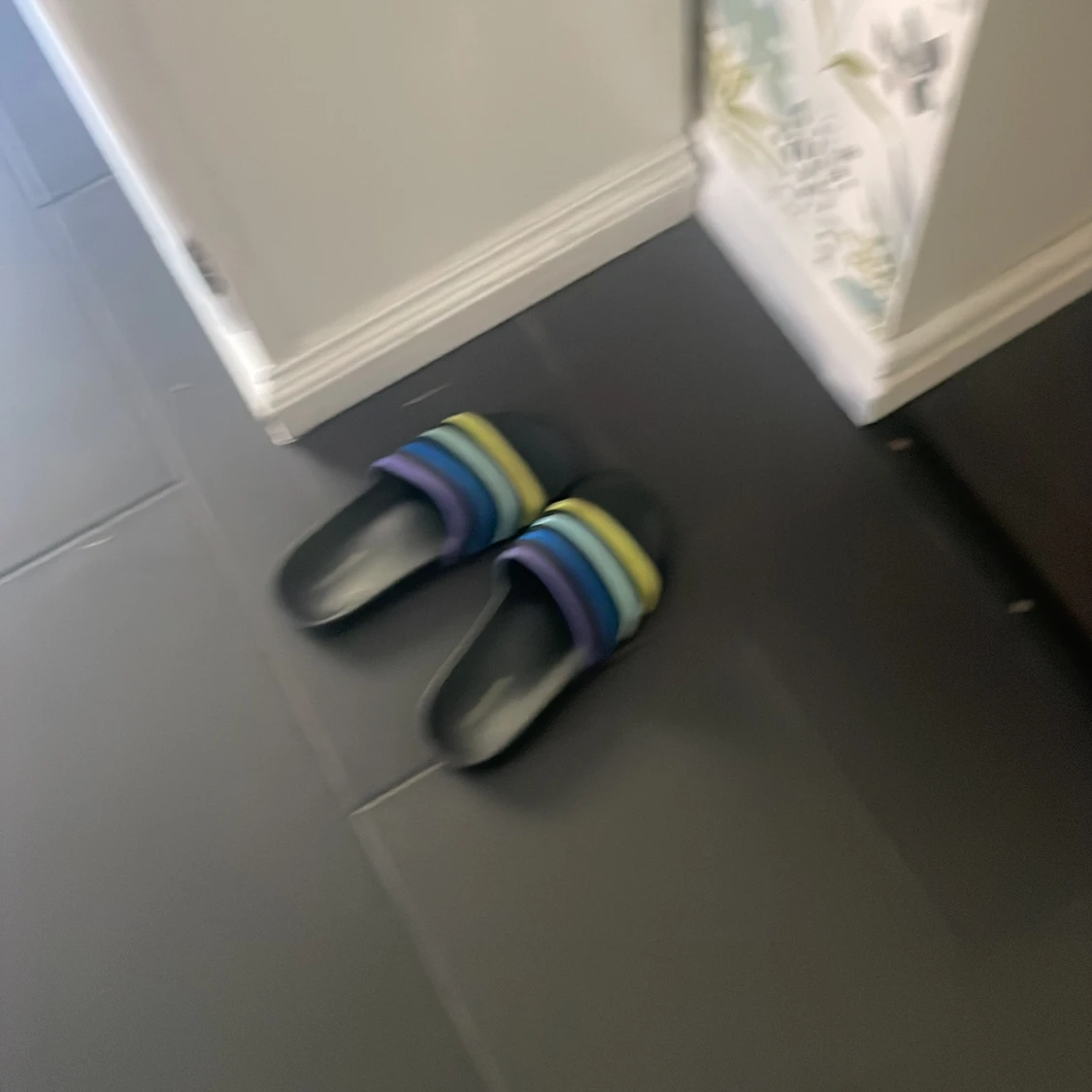 Svarta sandaler med färgglada ränder från Reserved - 3