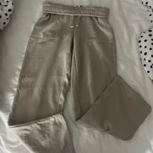 Low waist sweatpants - Säljer mina virala beigea sweatpants från lager 157. Finns ej längre i barn storleken och nu växt ur denna storlek 140 vilket är SÅ super synd men hoppas på att någon annan nu kan få användning av! 💕 Inte använda nå mycket så i super fint skick!  Först till kvarn. Nyköpta för 200kr. PRIS GÅR ALLTID ATT DISKUTERA!💛var inte osäker och tveka utan ta tag i det FÖRST!