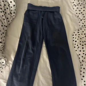 Pants lager 157 - Säljer dessa mörk blåa/marinblåa, moderna pantsen från lager 157. Säljer då jag växt ut i storleken (140)  Kolla sista bild för det som kan vara lite smått knottrigt. 🌺