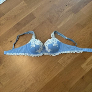 Intimissimi Bh - Ska vara i 75B enligt tidigare ägare men tycker den nästan är en C. Säljer vidare då den var för stor för mig🤗