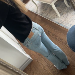 Ljusblå bootcut jeans från Levis  - Säljer ett par ljusblå jeans från Levis med klassisk femficksdesign och bootcut passform. Jeansen har låg midja. Midjemått: 34cm innerbenslängd: 80cm. Billigare vid snabb affär💕pris går o diskutera 