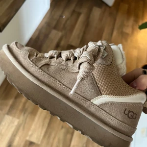 Ugg lowmel  - Säljer denna ugg lowmel i storlek 37. Har använt hela vintern så de är därför lite slitna. Nypris 2200