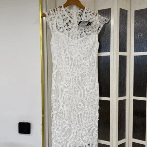 Vit klänning  - Oanvänd klänning med tag på