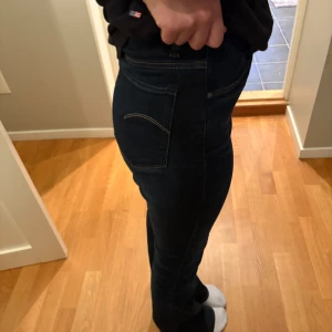 Mörkblå bootcut jeans - Snygga mörkblå jeans med bootcut-modell. Märket är Raw och passar mig som är en XS/S, jag är 163cm! 💓