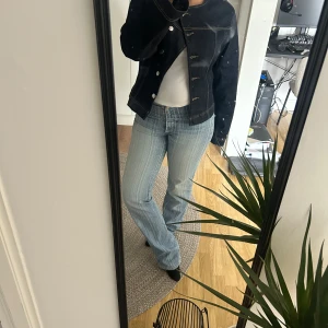 Unika jeans  - Säljer dessa så snygga vintage jeansen!🩷 storlek 29/32 - Ytterbenslängd: 107cm Innerbenslängd: 83cm Midjemått: 80cm 