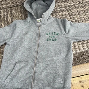 Grå Hammarby Hoodie - Säljer en fet bajen hoodie som har blivit för liten för mig. Size M, Perfekt för dig som vill visa ditt stöd för Bajen!💚🤍Skriv vid funderingar!