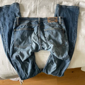 Blå Crocker jeans - Klassiska bootcut Crocker jeans. Jeansen har en  tvättad look och Crocker -patch bak i midjan. Passar dig som gillar tidlös denimstil.