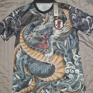 Japan Drake Special Adidas Fotbollströja  - Helt oanvänd! Mycket bra kvalitet! Normal i storleken Köp fler produkter för billigare totalpris! Skriv vid intresse!