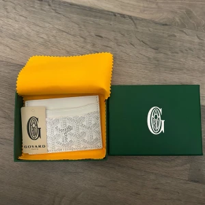 Vit plånbok - Helt ny! Allt på bilder kommer med