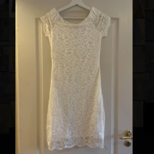 Vit student spetsklänning från Vila - Säljer en superfin vit spetsklänning från Vila i storlek S. Klänningen har korta ärmar och är täckt av ett blommigt spetsmönster. Använd som klänning på studentmottagning 1 gång💗