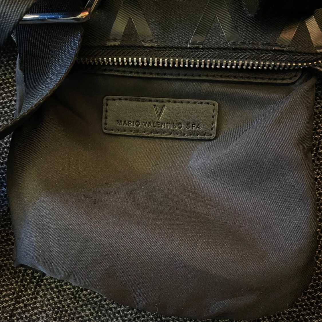 Svart axelväska från Mario Valentino - 3