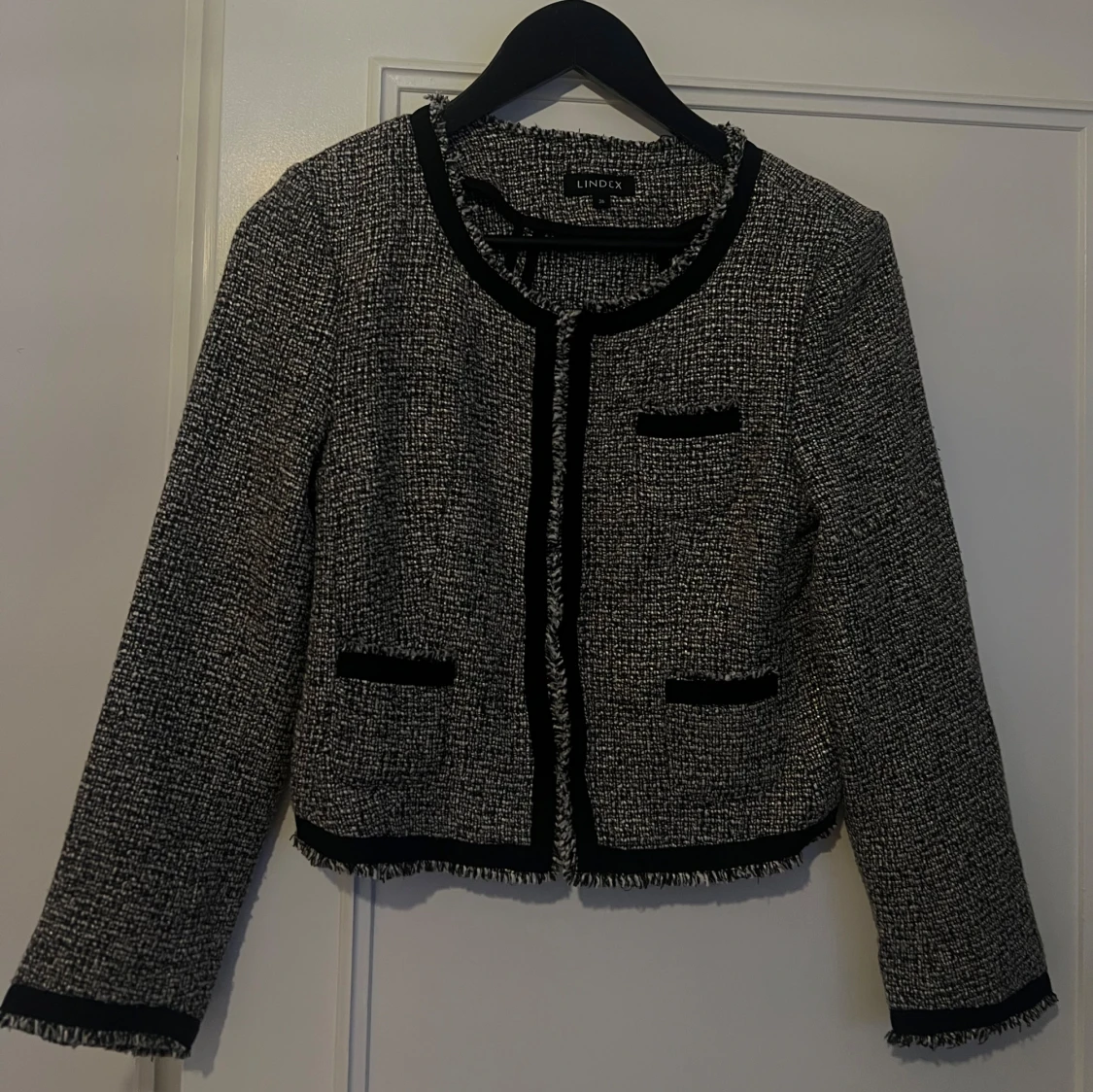 Svartvit kavaj från Lindex