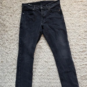 Jeansbyxor från G-Star RAW  - • Svarta jeans frän G-Star Raw. Modellen heter: 3301 Straight Tapered. • Storleken: 33W/32L. • Hör av dig vid frăga!