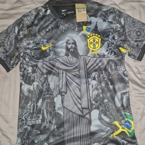 Brasilien Jesus Special Nike Fotbollströja  - Helt oanvänd! Mycket bra kvalitet! Normal i storleken Köp fler produkter för billigare totalpris! Skriv vid intresse!