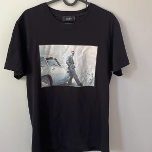 James Bond T-Shirt  - Snygg t-shirt från Celini. Använd några fåtal gånger. Säljer för att jag inte använder den. 