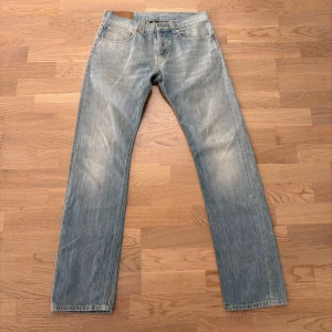 Dondup jeans - Säljer ett par ljusblå jeansbyxor från dondup i modellen George med klassisk femficksdesign och normal passform. Jeansen har raka ben och är tillverkade i denim med en lätt tvättad look. Perfekta för en avslappnad stil. Pris ej hugget i sten!