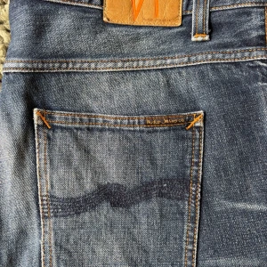 Nudie Jeans Fearless Freddie - Snygga gråblå jeans i storlek 36W - 30L. Bra skick utan lagningar. Har dye-spots på höger lår och vänster knä, dvs de kom så från fabrik. Superbekväma och sitter väldigt snyggt.