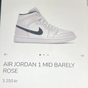 Nike Air Jordan 1 Mid Barely Rose - Säljer ett par Nike Air Jordan 1 Mid Barely Rose med vit bas, ljusrosa paneler och svart swoosh. Skorna har högt skaft, snörning och klassisk Air Jordan-logga på sidan. Perfekta för dig som gillar streetwear och sneakers med unik färg.
