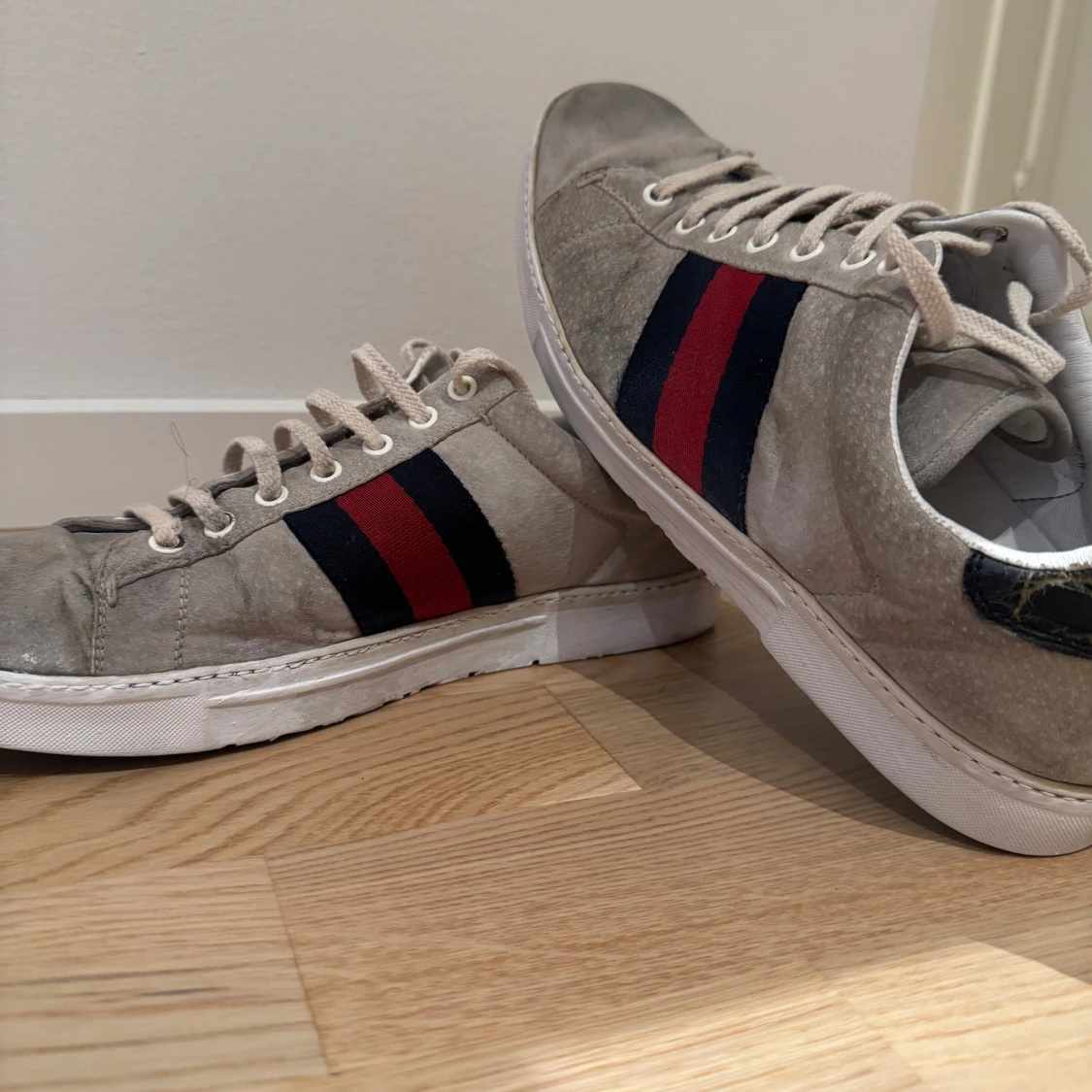 Gucci sneakers med röd och blå rand mocka 