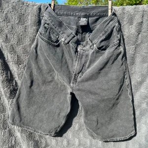 Svarta jeansshorts från Sweet Skate -x small - Säljer ett par svarta jeansshorts från Sweet skate med klassisk femficksdesign och raka ben. Shortsen har baggy passform och är tillverkade i kraftigt jeanstyg. Perfekta för sommaren, bra skick! Strl x small