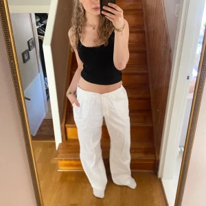 Vita lågmidjade linnebyxor - Säljer ett par vita linnebyxor med normal passform, låg midja och raka ben. Knappast använda