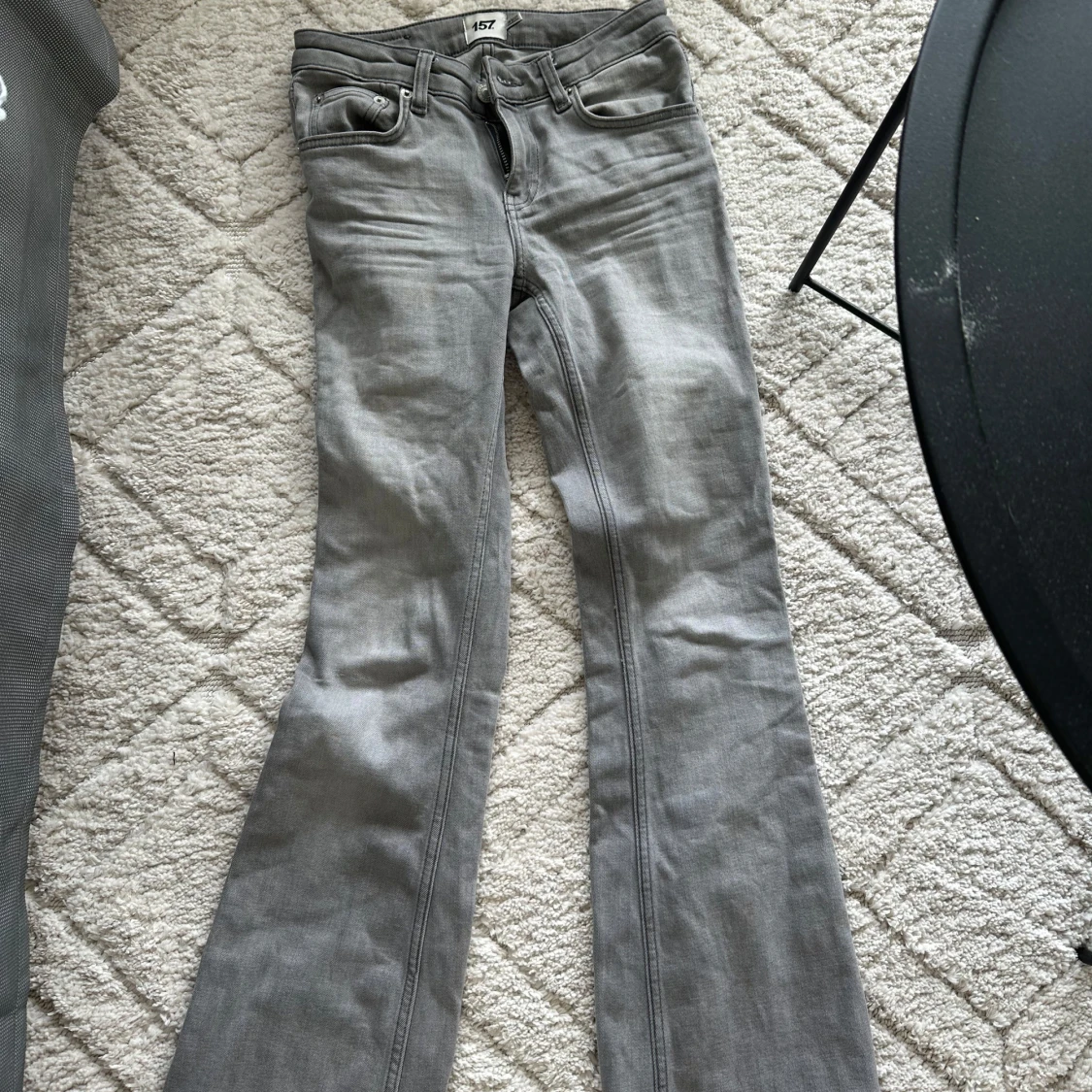 Grå bootcut jeans från 157