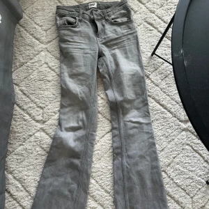 Grå bootcut jeans från 157 - Säljer ett par gråa bootcut jeans med låg midja. Jättefint skick 